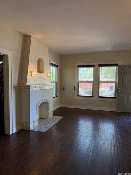 Building Photo - 630 W Gramercy Pl