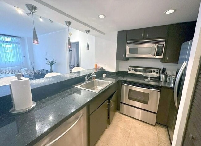 Building Photo - 540 Brickell Key Dr