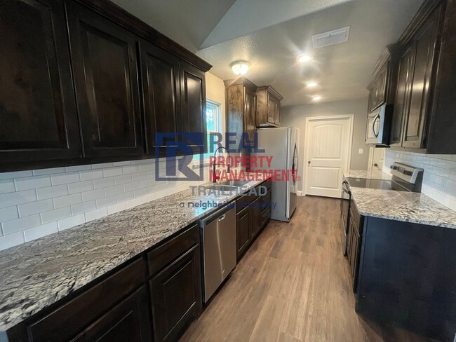 Building Photo - Attractive 3 Bed 2 Bath Home in Gated Lake...
