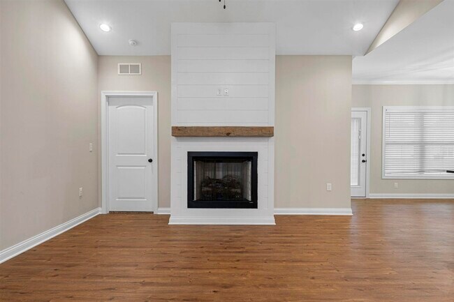 Building Photo - 821 Poplar Log Dr