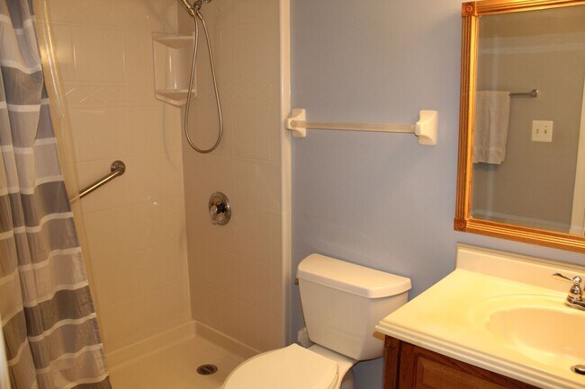 Building Photo - Furnished condo