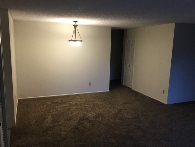 Building Photo - 3 bedroom 2 bathroom Duplex