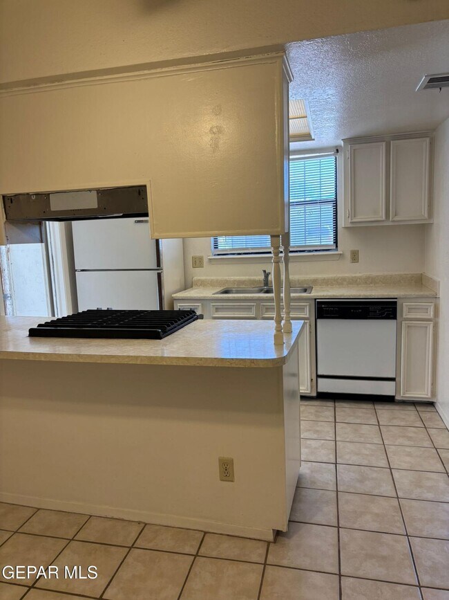 Building Photo - 1601 Common Dr