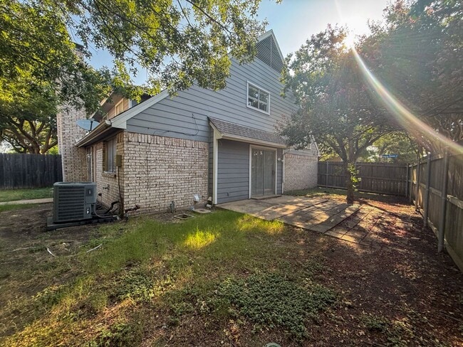 Building Photo - 612-614 Towne House Ln