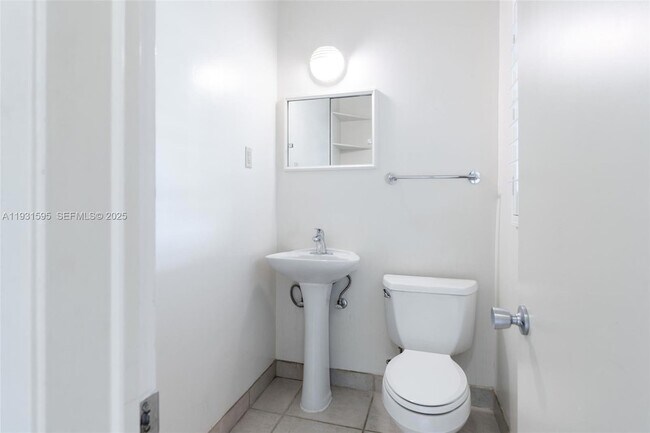 Building Photo - 2130 NE 15th St