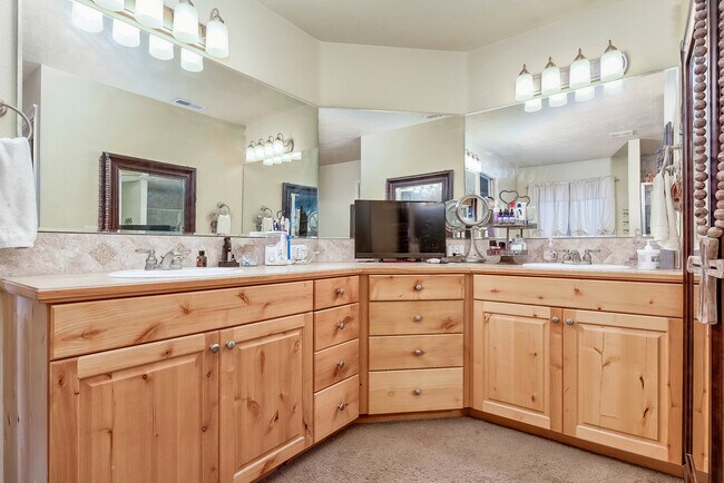 Building Photo - Beautiful Craftsman Style Home