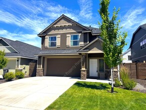 Building Photo - 4BR - 2.5 BA SE Bend home in great neighborhood with park and pool!