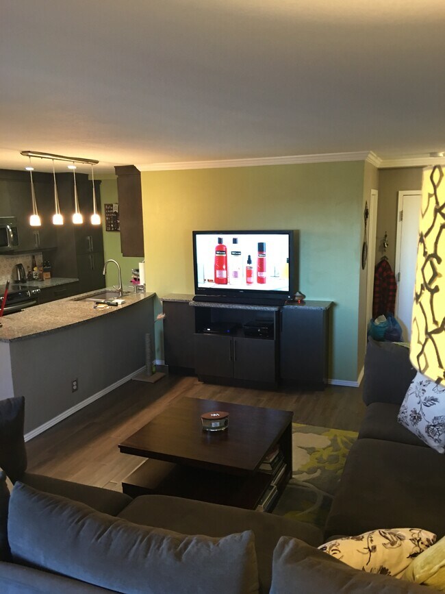 Building Photo - 460 S Marion Pkwy