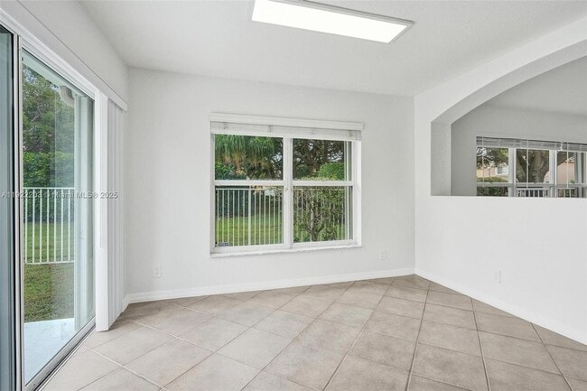 Building Photo - 6305 Willoughby Cir