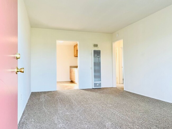 Building Photo - BLOCKS TO THE BAY! 2BD/1BA APARTMENT IN PACIFIC BEACH! Only $2,595mo!