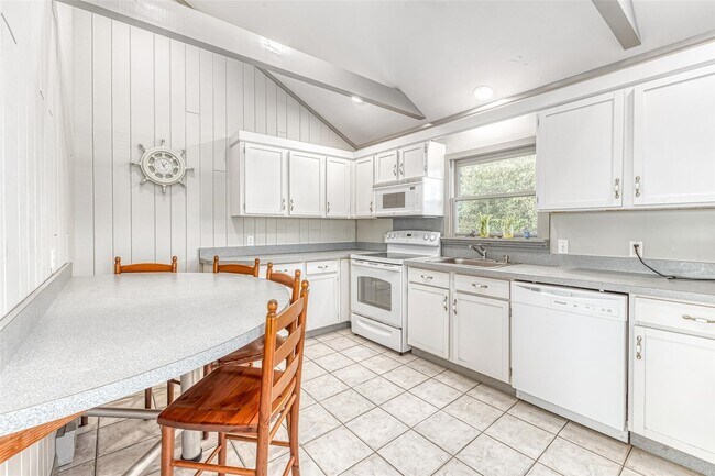 Building Photo - 1355 Watersedge Way