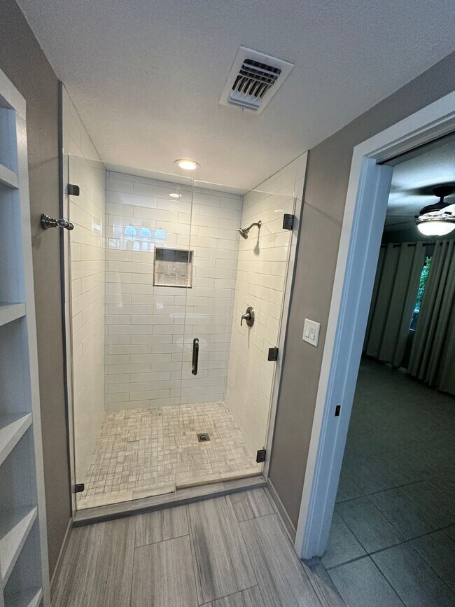 Building Photo - Stunning 3/2 Bungalow near the historic di...