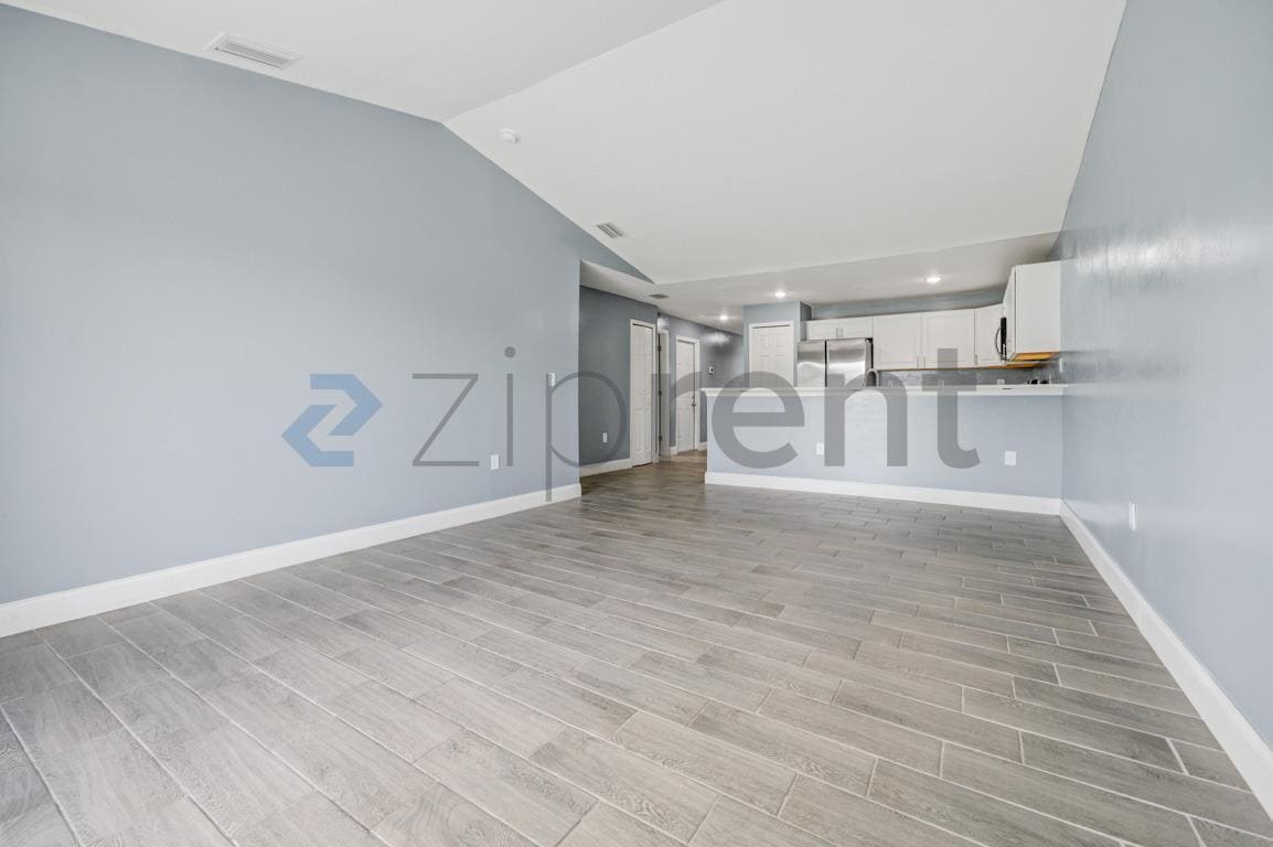Building Photo - Unit