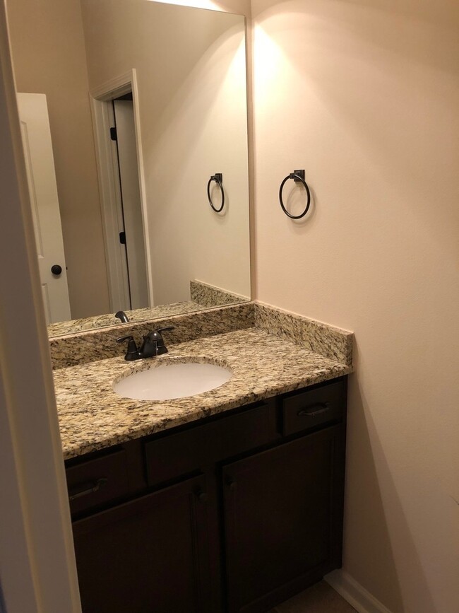 Building Photo - 3BD 2BA House in Hunters Trace Subdivision