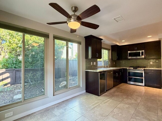 Building Photo - Spacious Three Bedroom in the Sunrise Pointe Community