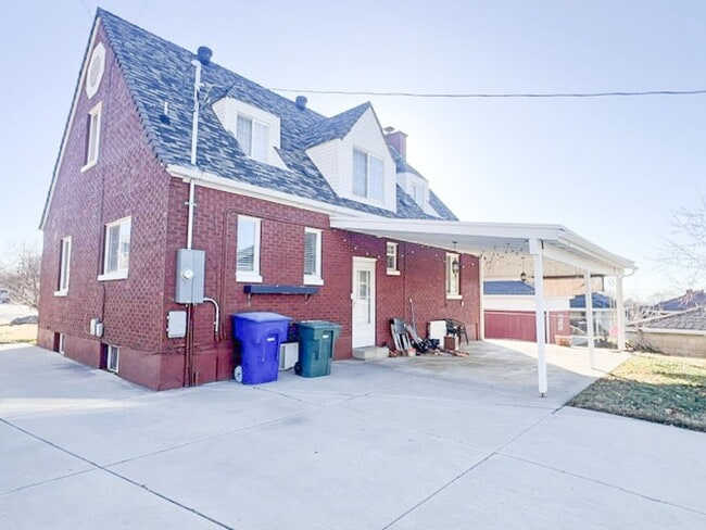 Building Photo - Beautifully furnished home with 2 car garage