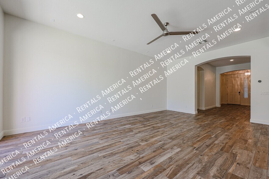 Building Photo - 4121 E Yellowstone Pl