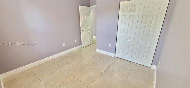 Building Photo - 1005 NE 42nd Pl