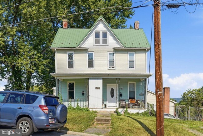 Building Photo - 815 N Maple Ave