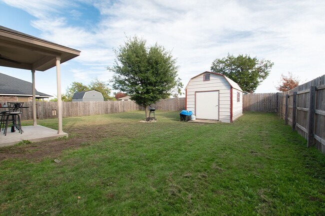 Building Photo - 2405 S Clear Creek Rd