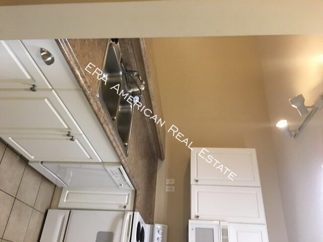 Building Photo - 976 Scenic Oak Ln