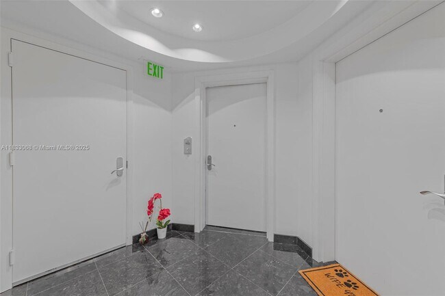 Building Photo - 17001 Collins Ave