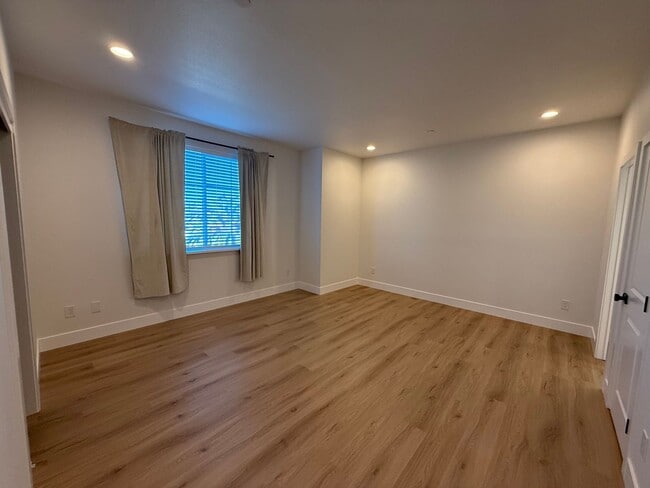 Building Photo - 8461001/85