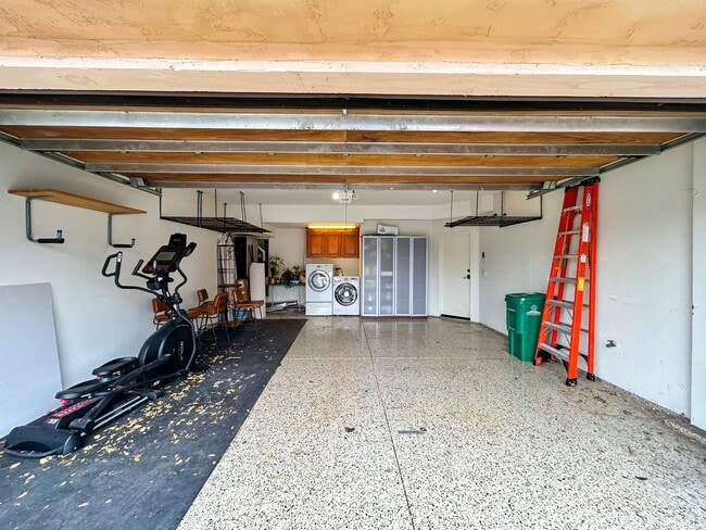 Building Photo - Beautiful 3BD/3.5BA W/ A/C and 2-Car Attached Garage in Hillcrest!