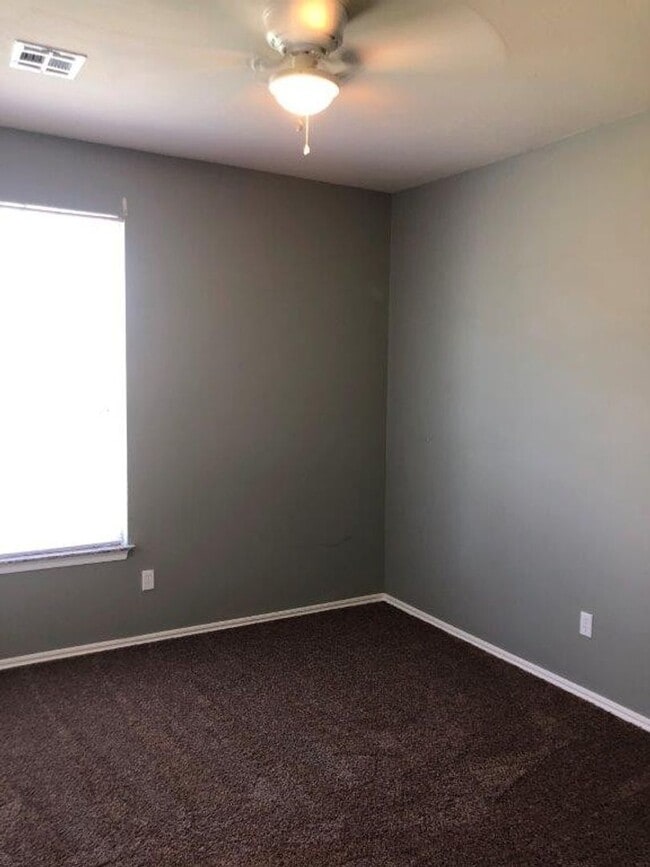 Building Photo - $200 off your move in by May 15th! Located in Edgewood Manor and in Mustang School District!, Nea...