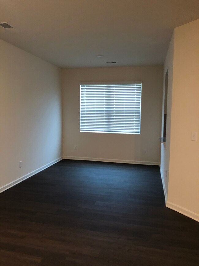Building Photo - 5825 Union Walk Dr