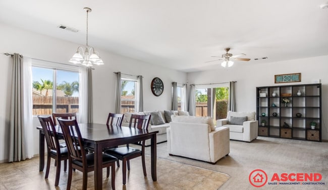 Building Photo - Charming 4 Bedroom Home!