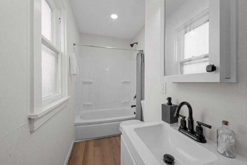 Building Photo - 135 E Loretta Ave