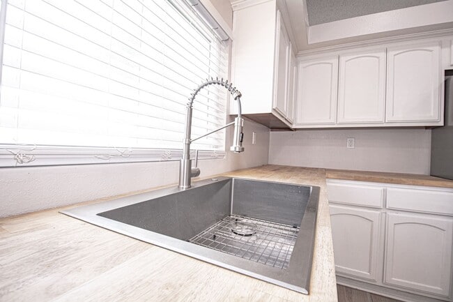 Building Photo - 8644 Frankfort St