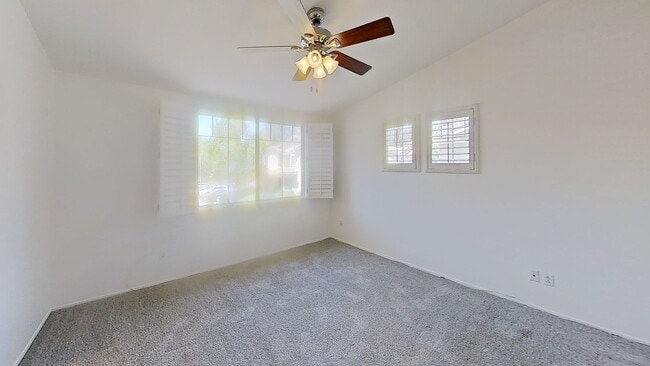 Building Photo - Townhome for Lease  in Valencia!