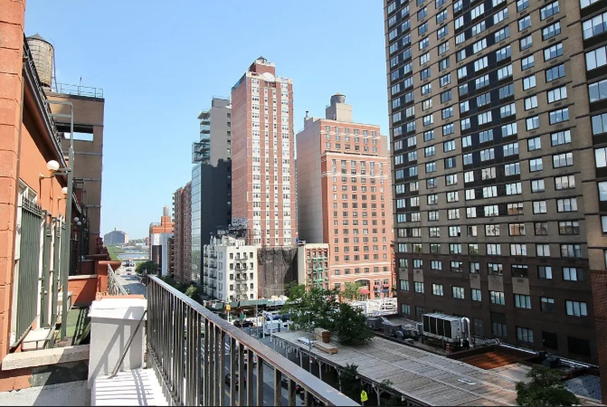 Building Photo - 223 E 96th St