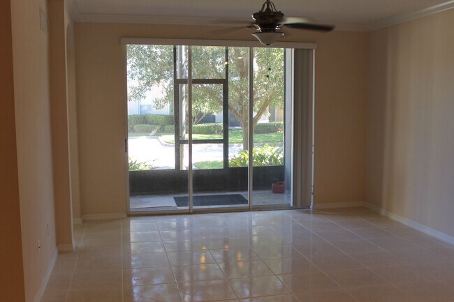 Building Photo - Beautiful ground floor unit in the Lakes of Windermere!