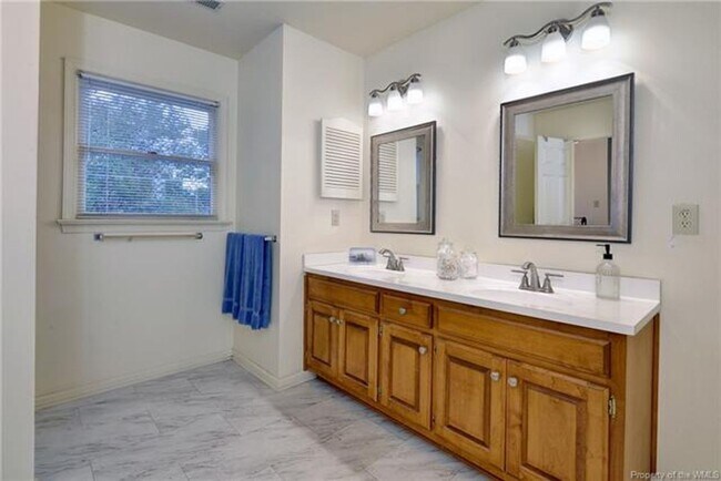 Building Photo - 5101 Salisbury Mews