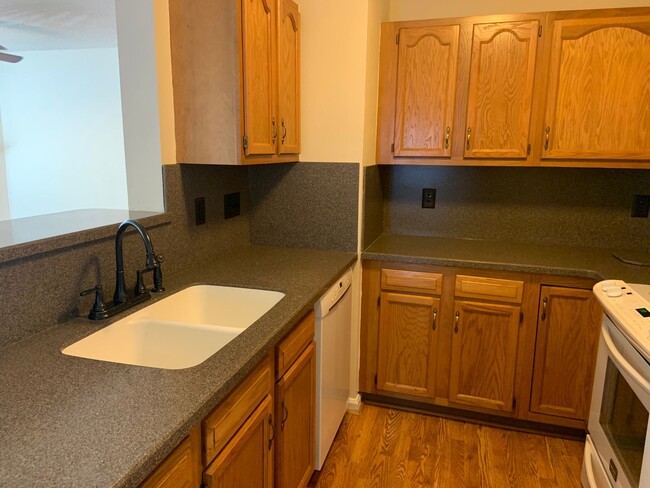 Building Photo - Gorgeous 2BR Somerset Village Condo