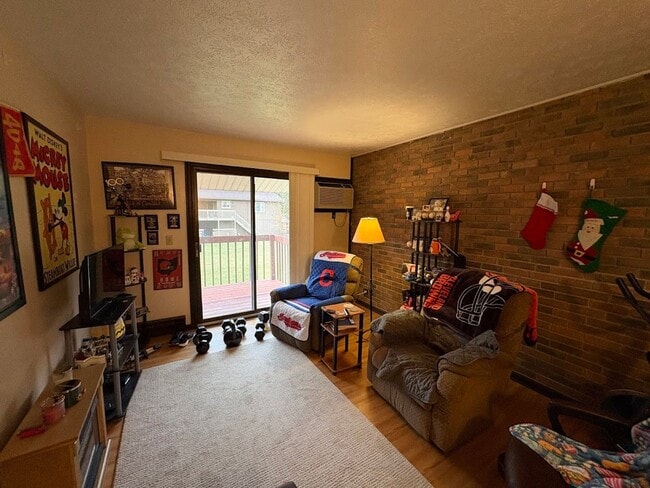 Building Photo - Three bedroom one bathroom townhouse for rent