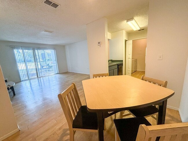 Building Photo - Windsor Park #515 - Pet Friendly!