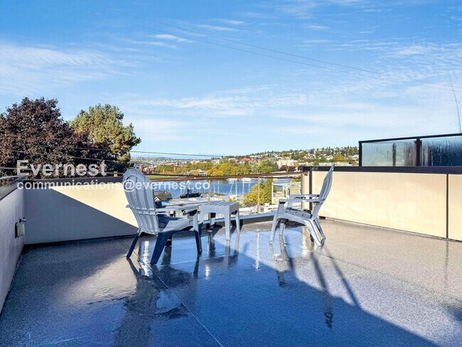 Building Photo - 2618 Eastlake Ave E