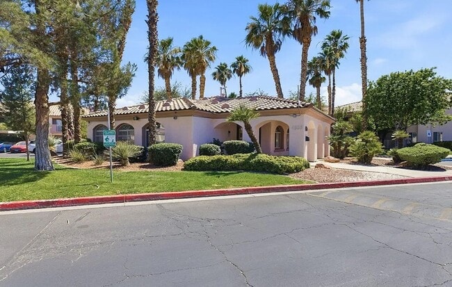 Building Photo - Beautifully Updated 2-Bedroom Condo in a Gated Community