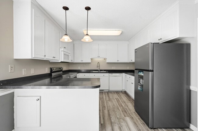 Building Photo - 202 Starcrest Dr