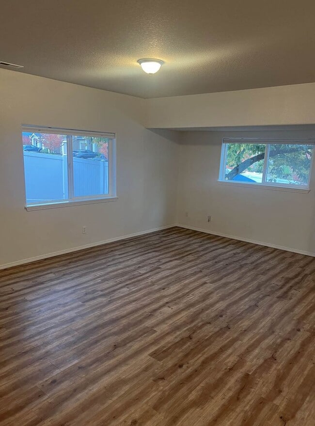 Building Photo - Beautiful West Linn Home in a Quiet, Desirable Neighborhood