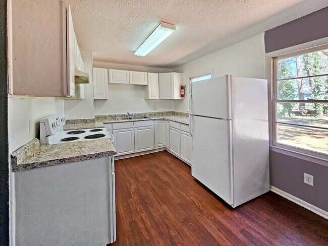 Building Photo - 4/2 Ranch with Fenced Yard - Housing Vouch...