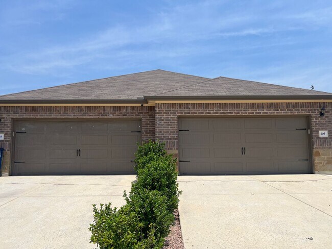 Primary Photo - Luxury 3/2 duplex in great New Braunfels N...