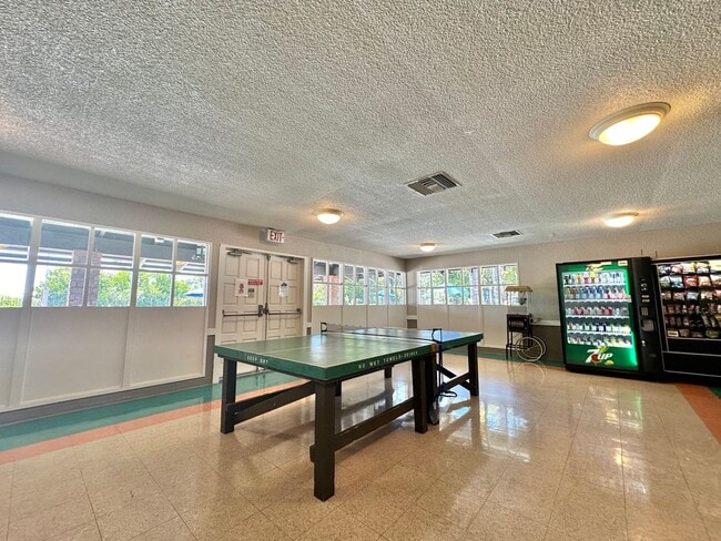 Building Photo - 3 Bedroom Townhome near USD!! Parking + La...