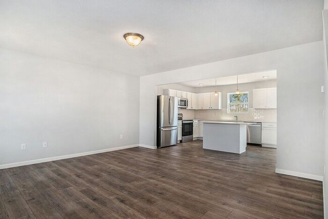 Building Photo - 111 Iris Ct