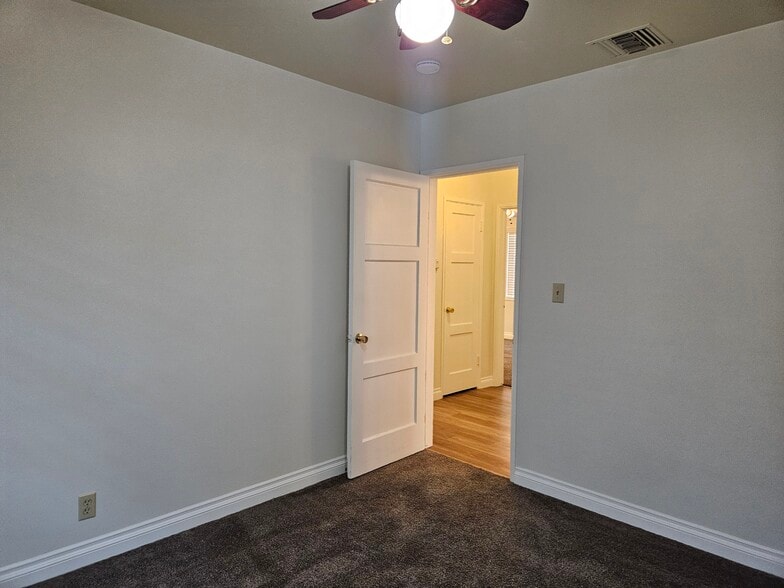 Building Photo - 9966 Glencrest Cir