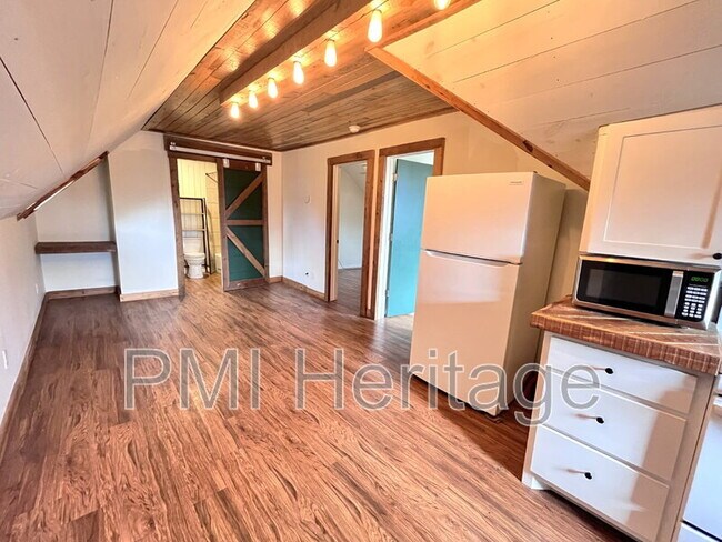 Building Photo - 122 W Pine St